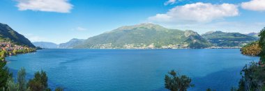 Como Gölü (İtalya) kıyıdan yaz manzaralı. Panorama.
