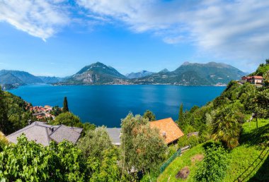 Alp Como Gölü yaz görünümünden dağın tepesinde (İtalya).