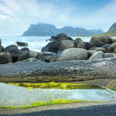 haukland taşlı plaj yaz manzarası (Norveç, lofoten).
