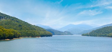 Lake Vidraru yaz bulutlu peyzaj (Romanya). Panorama.