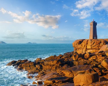 Ploumanach deniz feneri günbatımı manzarası (perros-guirec, brittany, Fransa). pembe granit sahil.