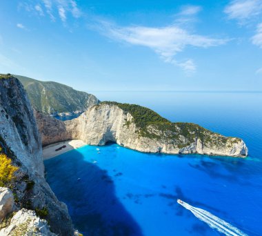 Üstten Görünüm navagio defne üzerinde. Yaz kıyı şeridi görünümü (Yunanistan, zakynthos, İyon Denizi).