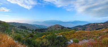 Yaz puslu akşam üstten görünüm deniz kenarı (Kefalonia, Yunanistan). Panorama.