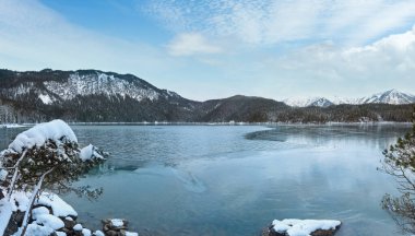 Eibsee göl kış görünümü, Bavyera, Almanya. Panorama.