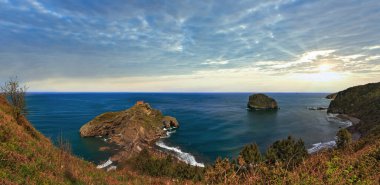Doniene Gaztelugatxeko inzivası Gaztelugatxe adasının tepesinde. Bisca Körfezi (İspanya). 10. yüzyıldan kalma tarihler.