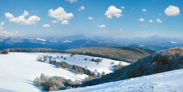 Outubro Panorama Enevoado Montanha Com Neve Primeiro Inverno Cárpatos Ucrânia — Fotografia de Stock