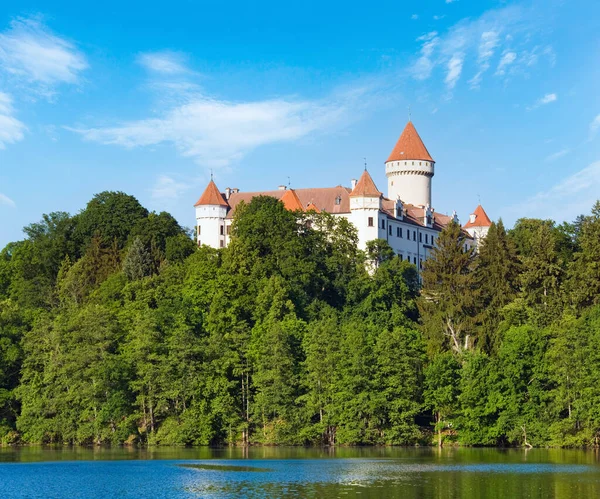 チェコ共和国 プラハの近く中央ボヘミア と夏の池の近くで歴史的な中世コノピシュチェ城 — ストック写真