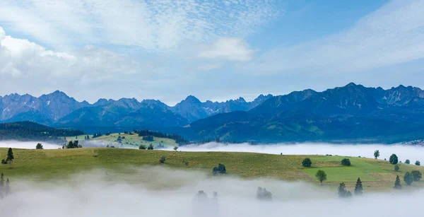 Sommaren Sunrise Mountain Village Utkanten Med Dimma Och Tatra Spänner — Stockfoto