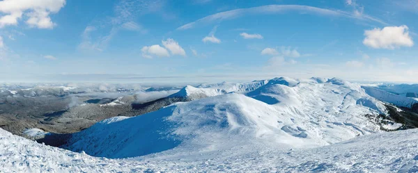 Panorama Montaña Invierno Matutino Con Nubes Bajas Vista Desde Cima —  Fotos de Stock