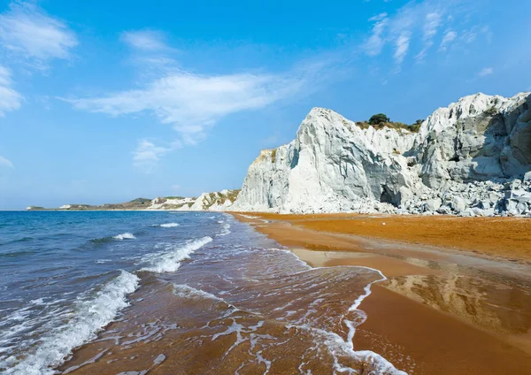 オレンジ色の砂と のビーチ 朝の風景 ギリシャ ケファロニア島 イオニア海 — ストック写真