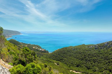 Yaz Deniz Sahil peyzaj. Doğa Park Arrabida Setubal, Portekiz görünümünden.