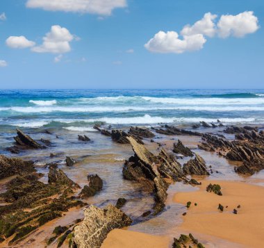 Kaya oluşumları kum plajındaki (Algarve, Costa Vicentina, Portekiz).