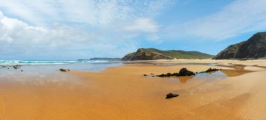 Yaz kumlu plaj (Algarve, Costa Vicentina, Portekiz).