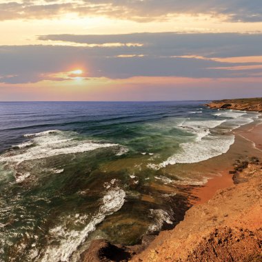 Yaz Atlantik Okyanusu kıyısında Peyzaj ve Monte Clerigo beach (Aljezur, Algarve, Portekiz).