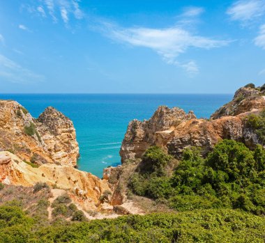 Atlantik Okyanusu kayalık sahil yaz görünümü (Lagos, Algarve, Portekiz).
