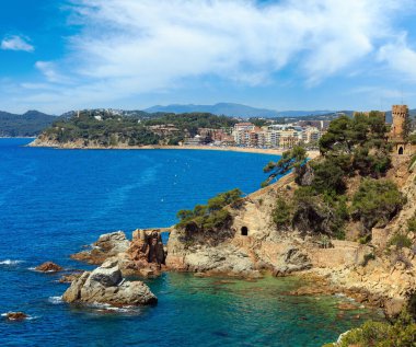 Yaz deniz kayalık sahil görünümü ile kale, Sant Joan (Sa Caleta plaj, Lloret de Mar şehir, Catalonia, İspanya). Tanınmayan insanlar.