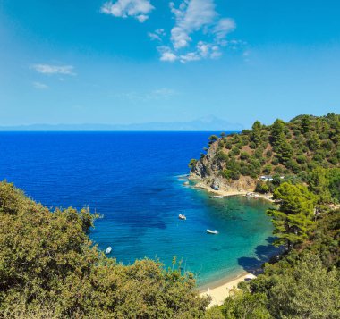 Plajlı Ege kıyısı manzarası, yukarıdan manzara (Chalkidiki, Yunanistan).