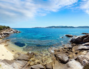 Yaz deniz sahne Akuamarin şeffaf su ve kum plaj. Kıyıdan (Sithonia, Halkidikya, Yunanistan görüntülemek).
