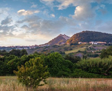 San Marino Cumhuriyeti (dünyanın en eski Cumhuriyeti) gündoğumu görüntülemek Monte Titano ile çok.