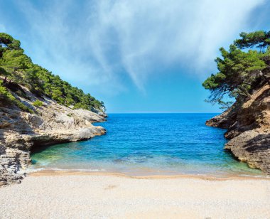 Yaz Baia della Pergola küçük sakin sakin plaj, Puglia, İtalya yarımadasında Gargano.