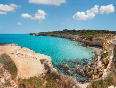 Beyaz kayalık uçurum, deniz defne, adacıkları ve faraglioni Spiaggia della Punticeddha plajda,: Salento Adriyatik Denizi kıyısında, Puglia, İtalya ile pitoresk deniz manzarası