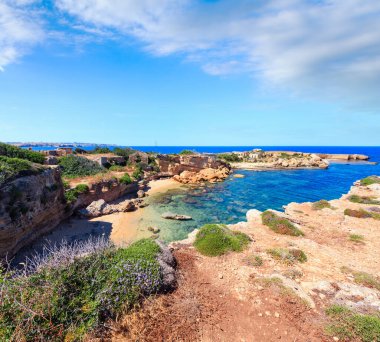 Spiaggia Massolivieri plaj yaz deniz manzara (Siracusa, Sicilya, İtalya). İnsanlar tanınmaz.