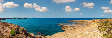 Taş jeolojik yapılar Massolivieri yaz deniz kıyısında (Siracusa, Sicilya, İtalya)