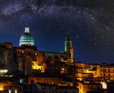 Gece eski ortaçağ Ragusa famos Sicilya Oda (Sicilya, İtalya). Şehir ışıkları ünlü turistik hedef. UNESCO Dünya Miras Listesi.