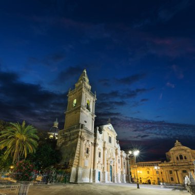 Gece Cattedrale di San Giovanni Battista şehirde eski ortaçağ Ragusa famos Sicilya (Sicilya, İtalya). 1718-1820 binada. Lambalar planlamak bazı objektif parlama efekti.