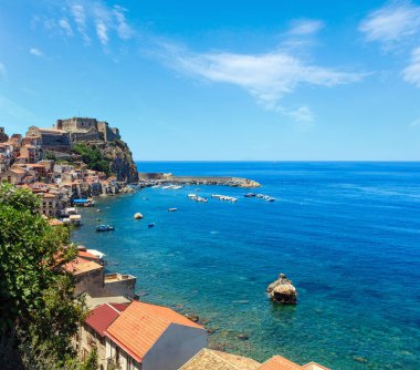 Yaz Tiren Denizi Sahili ve güzel Scilla şehir görünümü, Calabria, İtalya. İnsanlar tanınmaz.