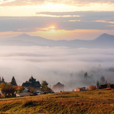 Sabah sis (Yablunytsia Köyü, Ivano-Frankivsk oblast, Ukraine) Karpat Dağları eteklerinde. Sonbahar kırsal manzara.