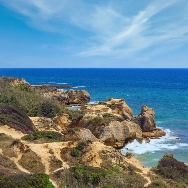 Letní Skalnatého Pobřeží Atlantiku Pohled Albufeira Předměstí Algarve Portugalsko — Stock fotografie