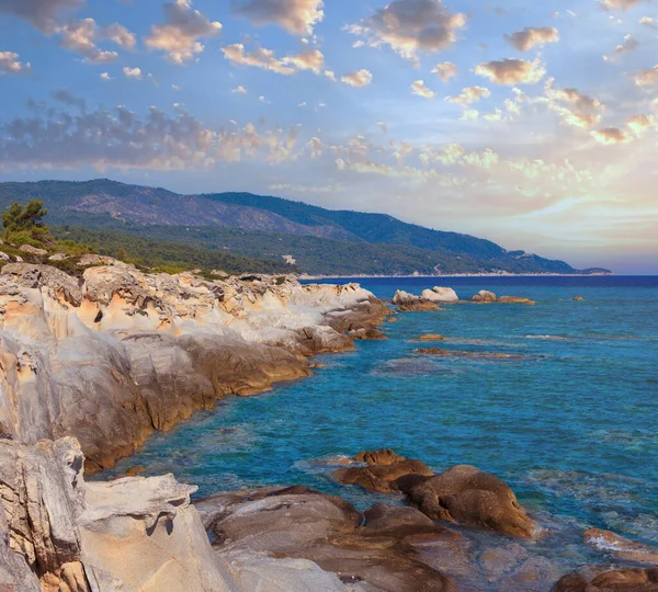 夏の朝シトニア ロッキー海岸風景 カルキディキ半島 ギリシャ — ストック写真