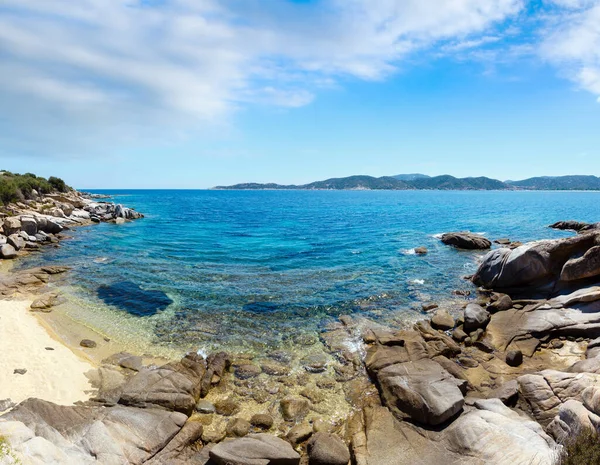 アクアマリンの透明な水と砂浜と夏の海の景色 シトニア ハルキディキ ギリシャの海岸からの眺め — ストック写真