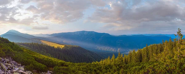 夕方には Syniak 山の上の雲と空最後の太陽光線 夏カルパチア ウクライナ Gorgany Homiak 山からの夕景 — ストック写真