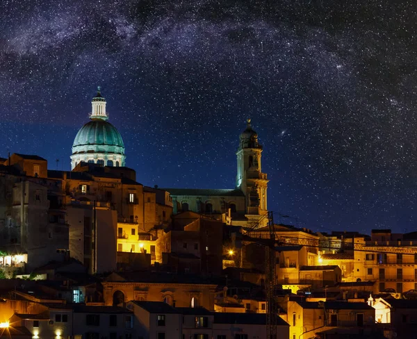 晚上老中世纪古沙使用西西里小镇风景 西西里岛 意大利 城市之光的著名的旅游目的地 教科文组织世界遗产站点 — 图库照片