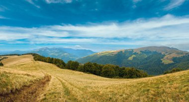 Köy yolunda, Karpat Dağları (Ukrayna) sonbahar yatay. Panorama.