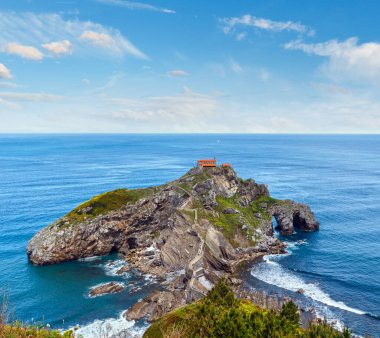 Doniene Gaztelugatxeko hermitage Gaztelugatxe ada üstüne. Biskay, Bask Bölgesi (İspanya). 10 yüzyıla tarihlerinin. Tüm insanlar tanınmaz.