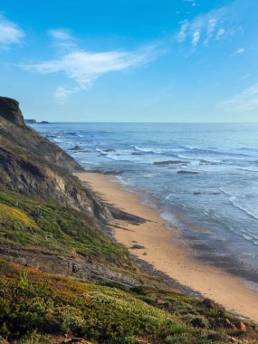 Akşam yaz okyanus manzarası ve Carriagem beach adlı düşük tide (Aljezur, Algarve, Portekiz).