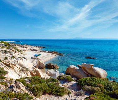 Yaz sabah kayalık Ege'nin kumlu plaj ve çevre Platanitsi Beach (Sithonia Yarımadası, devletidir, Yunanistan kamp ile).