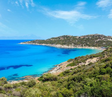 Yaz Deniz Sahil peyzaj (Halkidiki, Sithonia, Yunanistan).