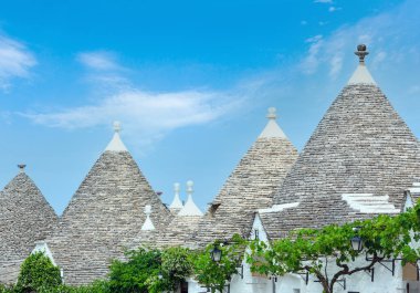 Trulli, Alberobello 'nun ana turistik bölgesinde çatılara ev sahipliği yapıyor. Güzel, eski tarihi bir kasaba, Apulia bölgesi, Güney İtalya