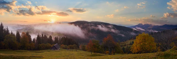 Misty Early Daybreak Panorama Otoño Cárpatos Montaña Ucrania — Foto de Stock