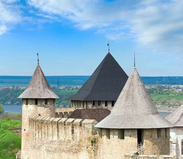 乌克兰切尔尼夫茨州德涅斯特河畔Khotyn要塞的春景 始建于1325年 1380年代和1460年代有了重大改善 — 图库照片