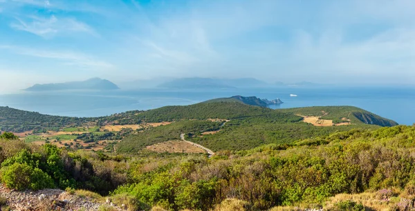 レフカダ島の南岬の島と灯台のパノラマ ギリシャ レフカダ島 イオニア海 上からの眺め — ストック写真