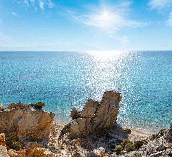 夏の日差しの強い砂浜とプラタニッツィビーチの近くの岩の海岸 シトニア半島 カルシディチェ ギリシャ — ストック写真