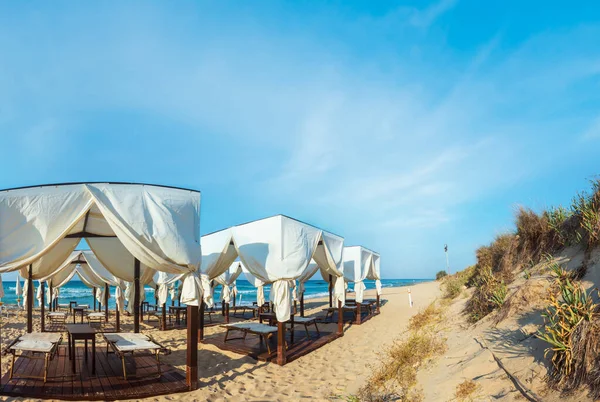 朝の楽園の白い砂浜 ペスコルーズ サレント プーリア 南イタリア の豪華なビーチテントキャノピー プーリアで最も美しい砂浜 — ストック写真
