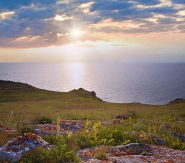 Gün batımı deniz manzarası ve güneş yansıma yolu.