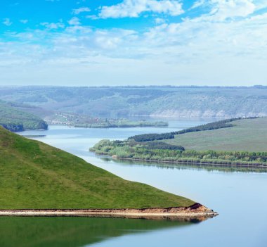 bakota (tarihi batık yerleşim yeridir) akşam buğulu bahar bakış (Hmelnitski Oblastı, Ukrayna)