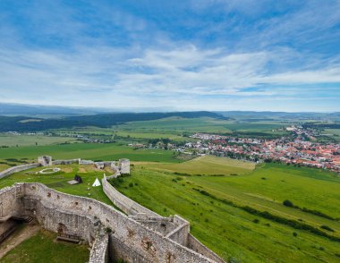 Spis Kalesi (veya Spissky hrad) Spisske Podhradie yaz görünümü. Slovakya. 
